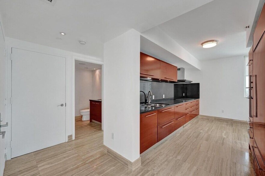 Building Photo - 101 S Fort Lauderdale Beach Blvd