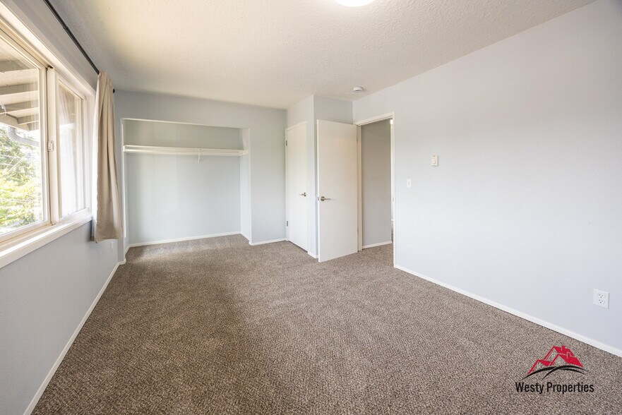 Building Photo - 6721 NE Klickitat St