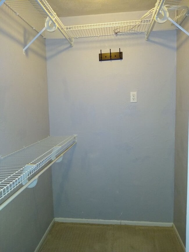 Building Photo - Virginia Village Home New Paint, Carpet, Blinds Backs up to Cherry Creek Trail