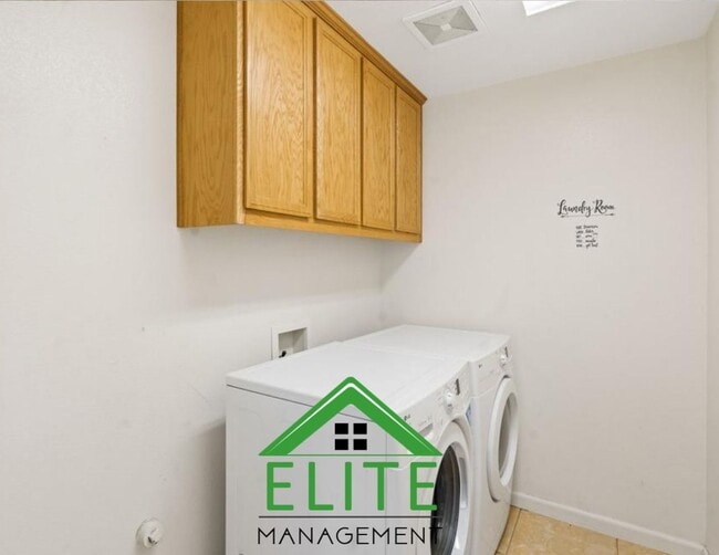Building Photo - **Spacious 4-Bedroom, 2.5-Bath Home with L...