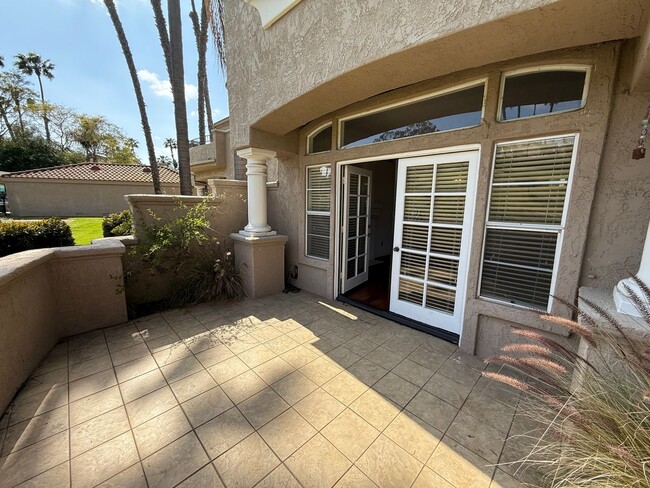 Building Photo - Beautiful 2 Bed, 2.5 Bath Two-Story Townho...
