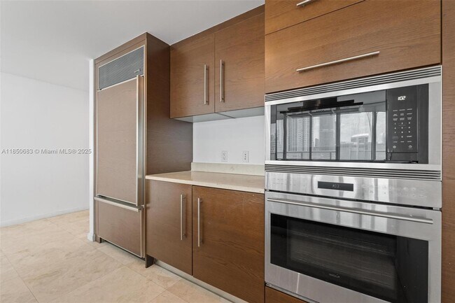 Building Photo - 495 Brickell Ave
