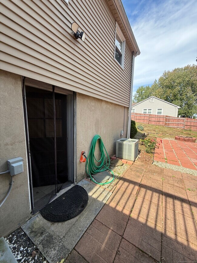 Building Photo - 6 Wells Farm Dr