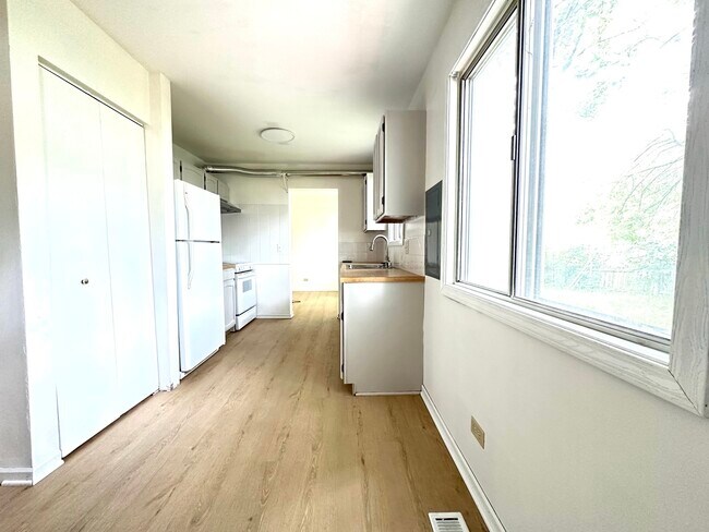 Building Photo - 2303 Woodview Ln