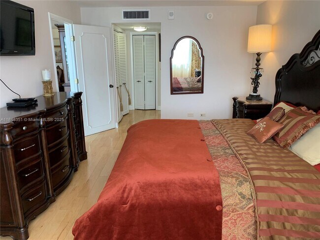Building Photo - 6039 Collins Ave