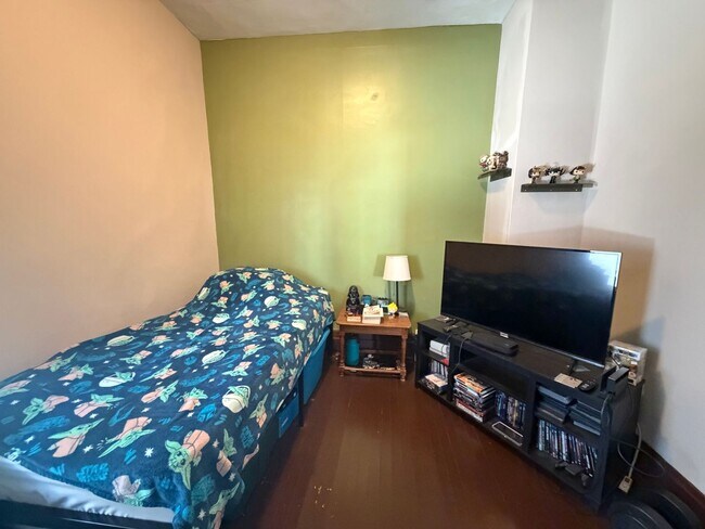 Building Photo - Spacious Three Bedroom Single Family near John Ball Zoo!