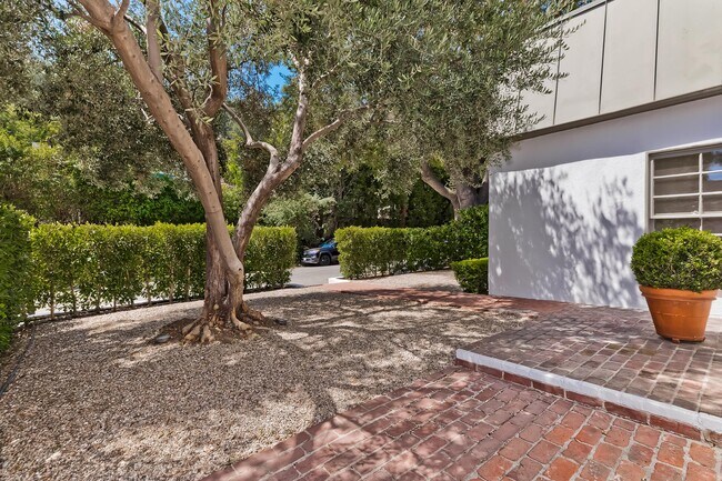Building Photo - 1448 N Beverly Dr