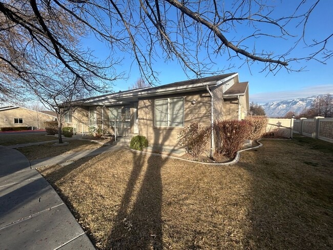 Building Photo - 3 Bedroom 2 Bathroom Condo in West Jordan by the new Temple!
