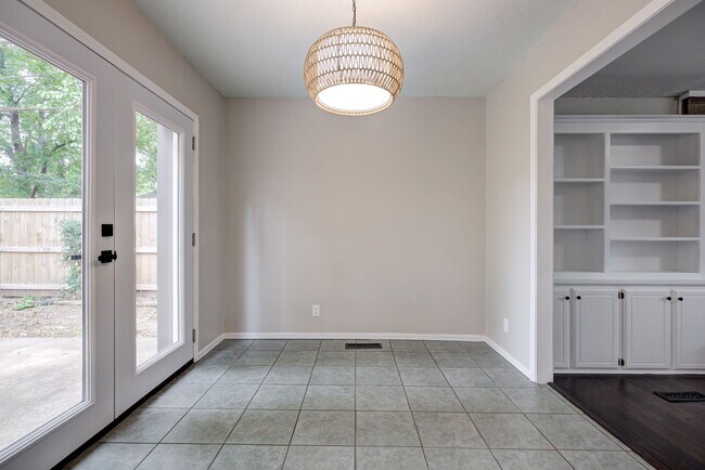 Building Photo - 605 Springwood St