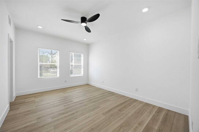 Building Photo - 801 E 32nd 1/2 St