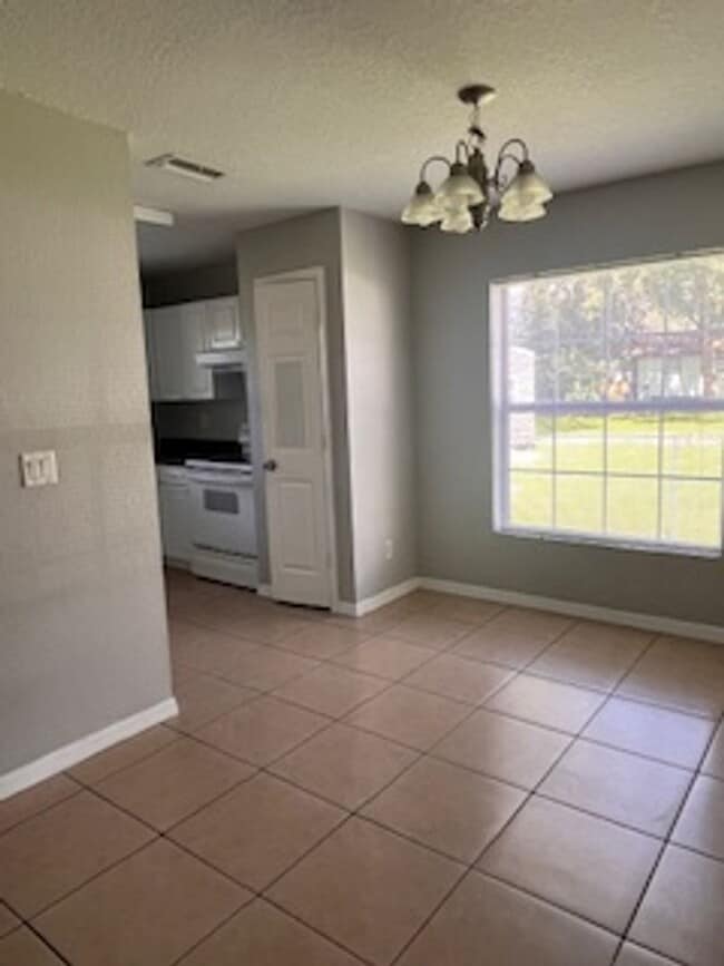 Building Photo - Three Bedroom Two bath