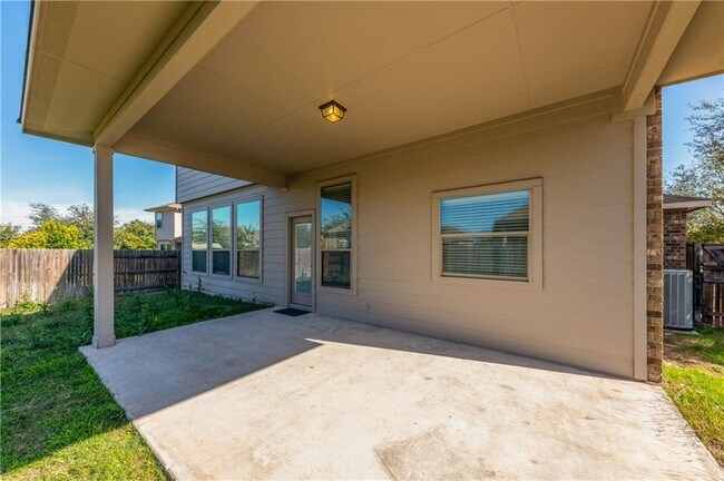 Building Photo - 2005 Santa barbara Ct