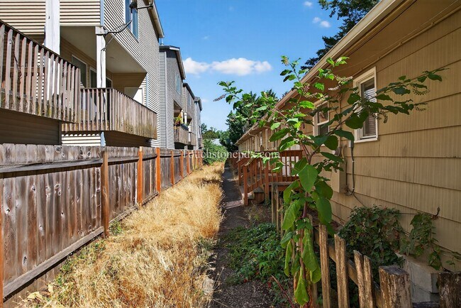 Building Photo - Brentwood-Darlington 2 Bed Apartment with Classic Charm and Parking