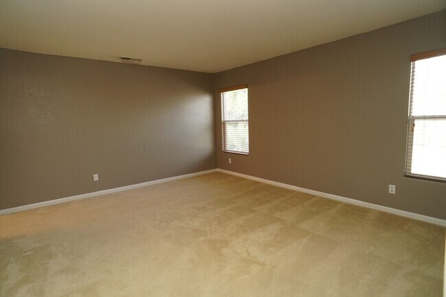 Building Photo - Spacious 4 bedroom 2.5 bathroom in Lincoln Crossing!