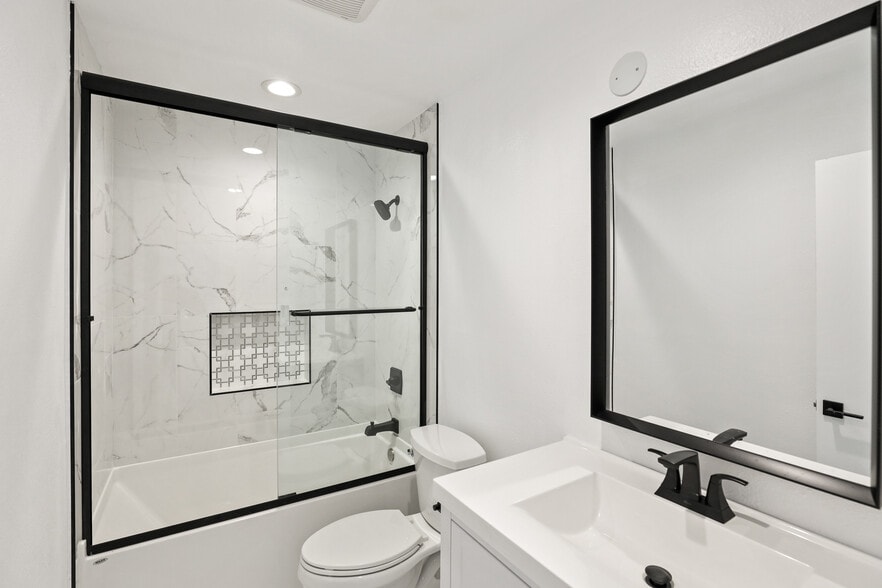 Building Photo - 900 W College St