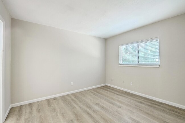 Building Photo - 2162 Bees Ferry Rd