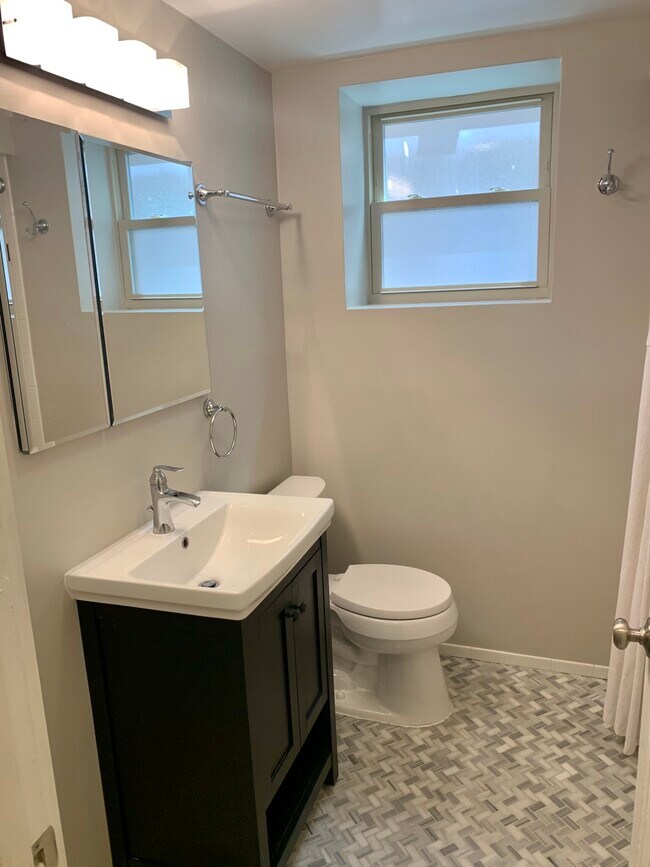 Building Photo - 5741 N Washtenaw Ave