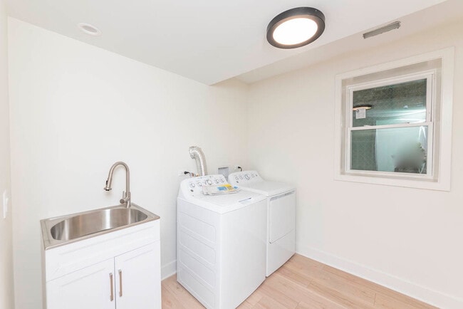 Building Photo - 2825 N Rockwell St