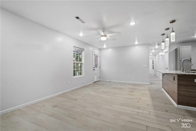 Building Photo - 731 Erika Ave