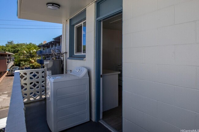 Building Photo - Manthos 94-322 Pupuole St