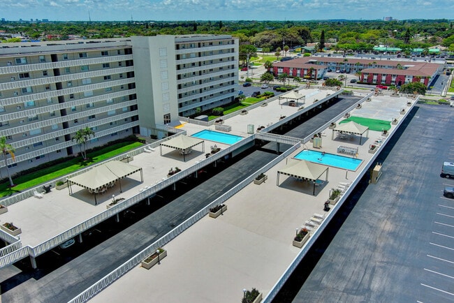 Building Photo - 801 Lake Shore Dr