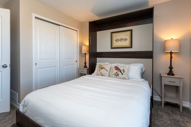 Building Photo - Stylish 3-Bedroom Townhome with Fireplace, Modern Kitchen & Spacious Layout!