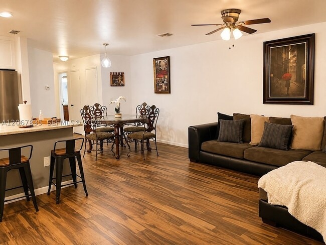 Building Photo - 4633 Vilabella Dr