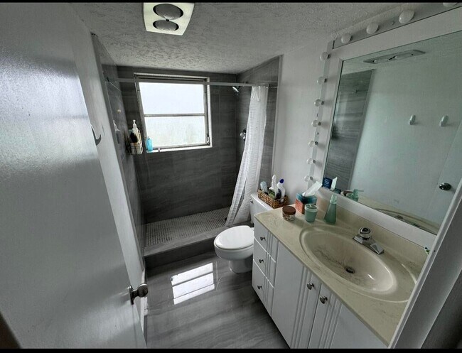 Building Photo - 3090 N Course Dr