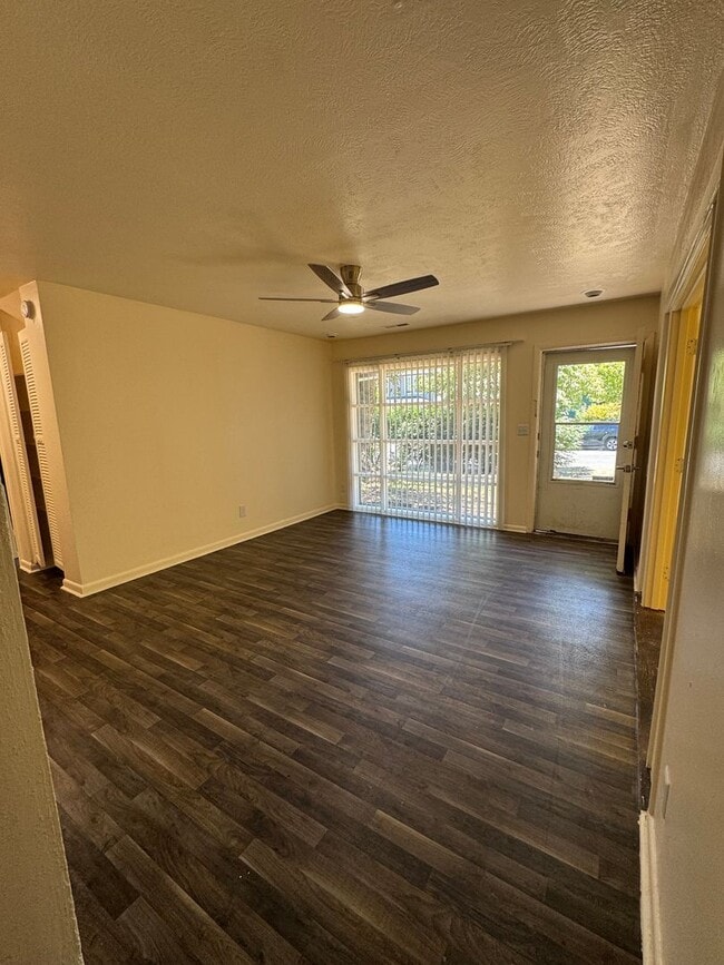Building Photo - $500 Move-In Special | Kenton 3-Bed, 2-Bath Home with Yard & Washer/Dryer