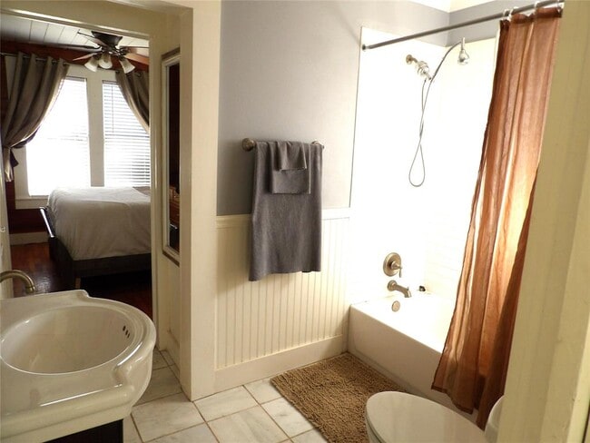 Building Photo - 459 E Commerce St