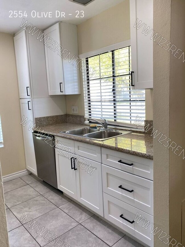 Building Photo - 2554 Olive Dr
