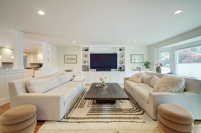 Building Photo - 5bd/2.75ba Mercer Island Home