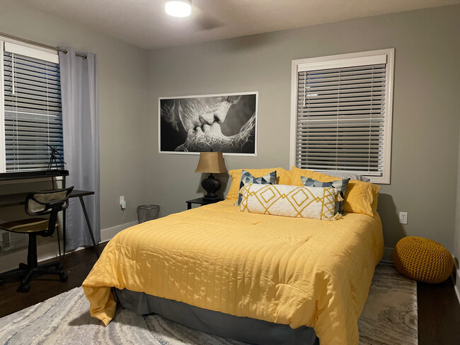 Building Photo - Room in House on Edgewater Dr SW