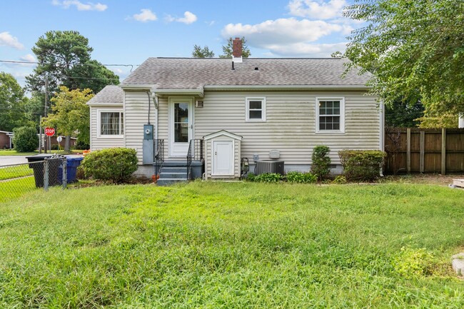 Building Photo - Charming 2-bedroom ranch.