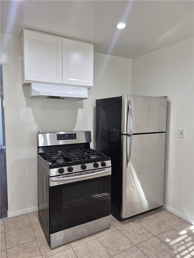 Building Photo - 716 W 75th St