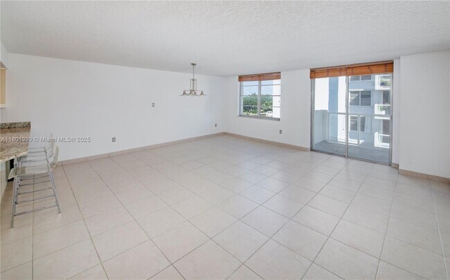 Building Photo - 10000 W Bay Harbor Dr