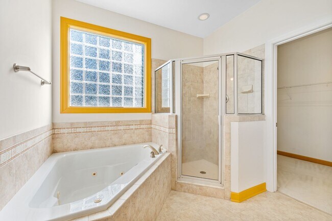 Building Photo - Exceptional 5-Bedroom Residence in the Hea...