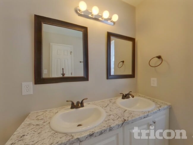 Building Photo - 5424 Henderson Oaks Dr