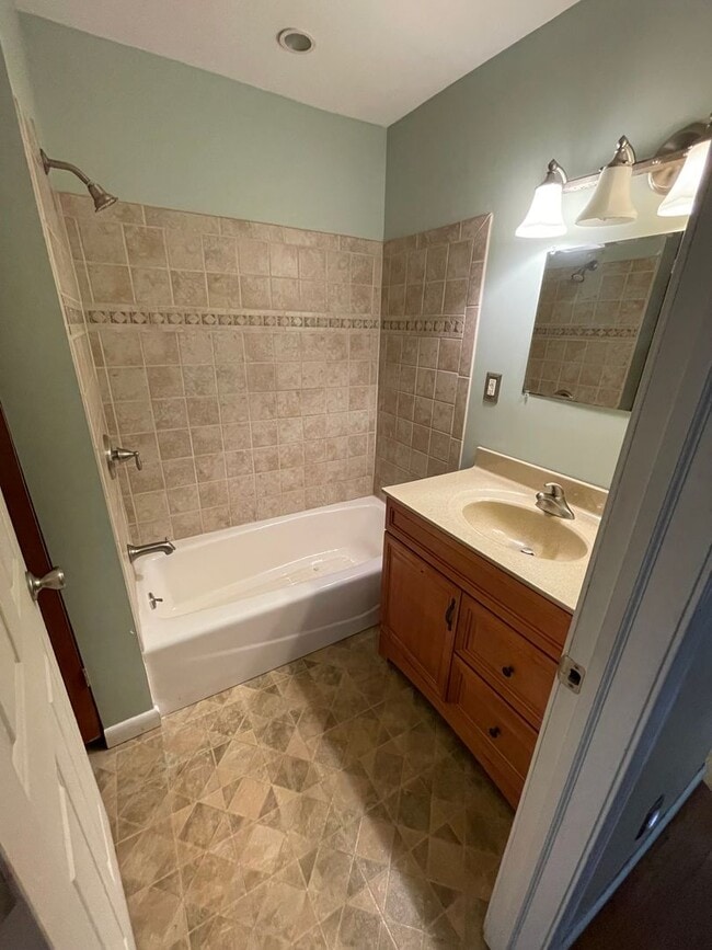 Building Photo - 3 Bedrooms - 2 Full Baths Ranch style