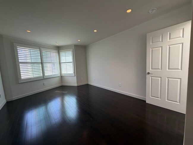 Building Photo - Luxury Pacific Heights 3BD/2.5BA with Private Rooftop Deck