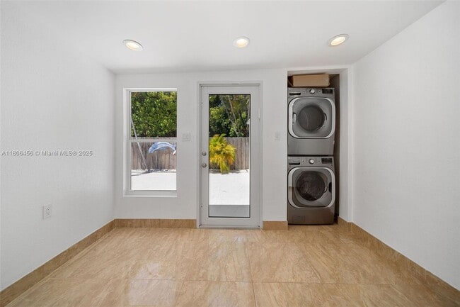 Building Photo - 427 W 45th St