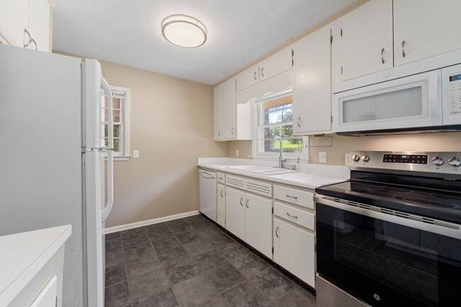 Building Photo - Chapel Hill 3 Bed 2 Bath Ranch - Available...