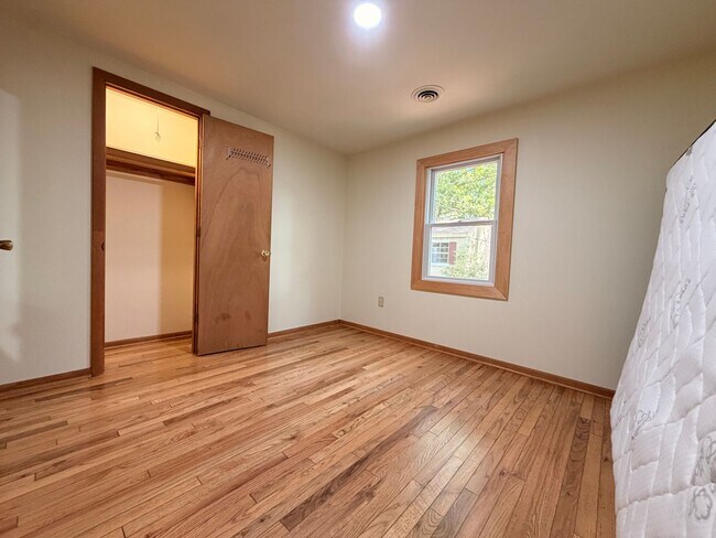 Building Photo - 18587 Sylvan Dr
