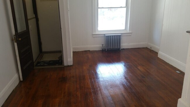 Building Photo - Large home for family!