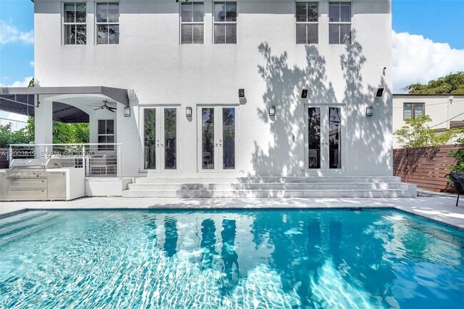 Building Photo - 2143 N Bay Rd