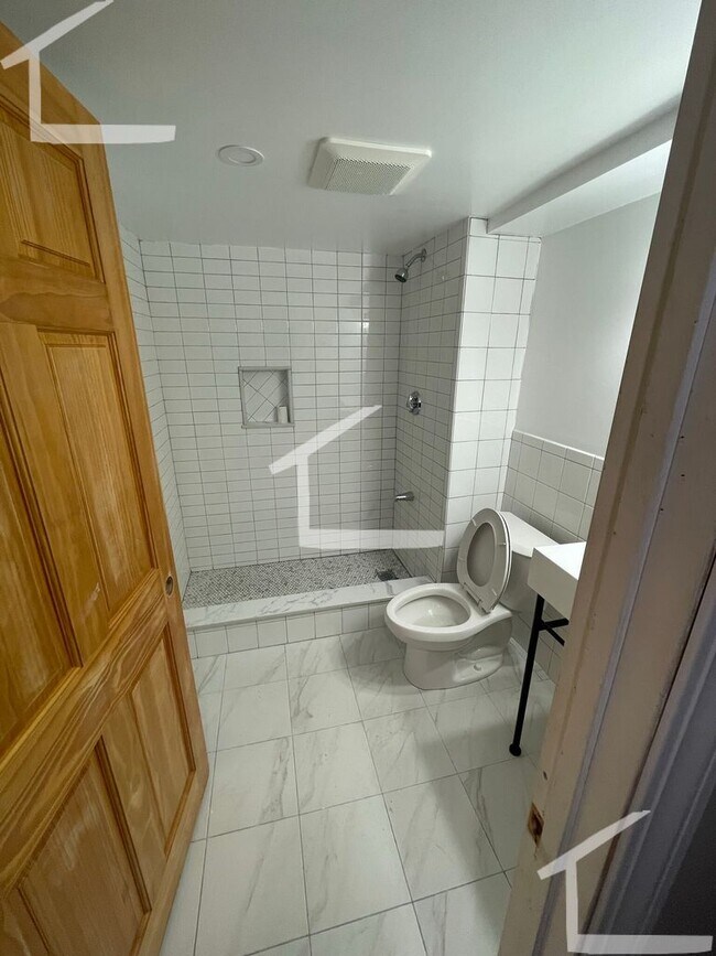 Building Photo - Renovated 4 Bed W/ 2 Full Baths! Heat/hot ...