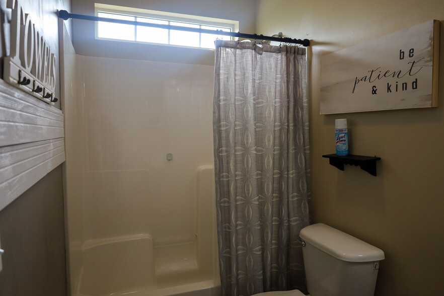 Guest bathroom w/ shower and tub - 2613 Altha Ave