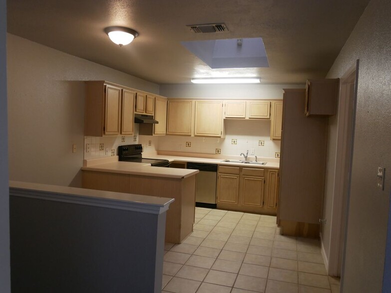 Kitchen &amp; Breakfast Nook - 5905 James River Dr