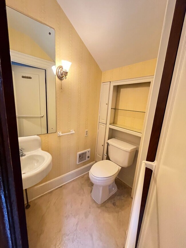 Building Photo - Central Gardens home with 4BR/2ba up w off...