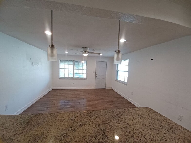 Building Photo - Available 07/01/2026!!! 3/2 in Fort Myers